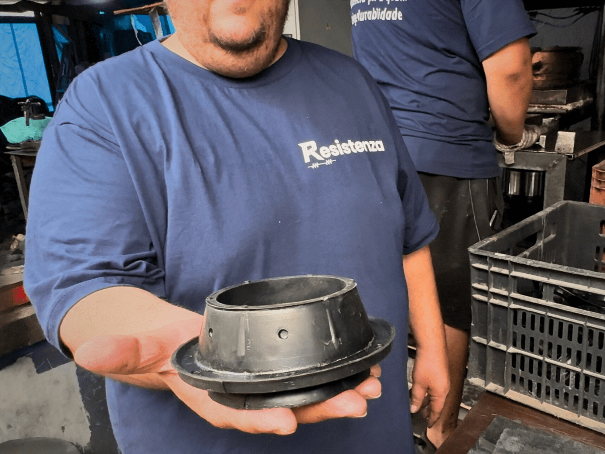 Fabrica de coxins de amortecedor, suspensão e componentes de metal-borracha na Resistenza